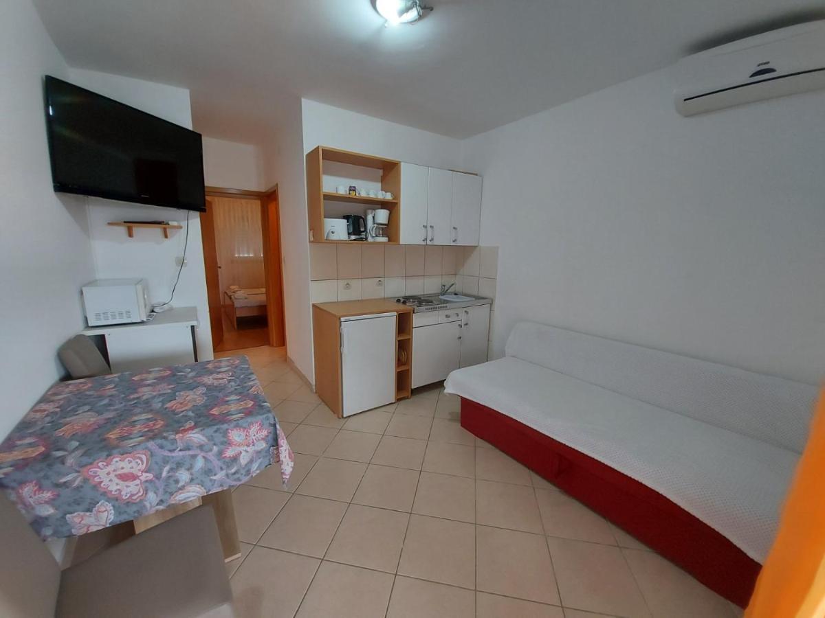 Apartment Pezic Кърк Екстериор снимка