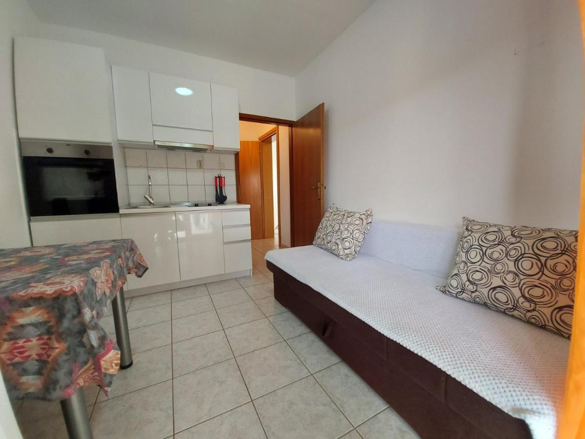 Apartment Pezic Кърк Екстериор снимка