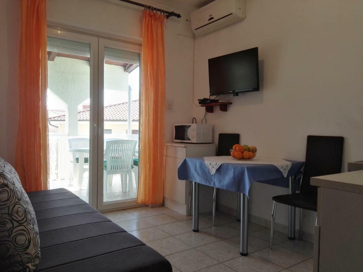 Apartment Pezic Кърк Екстериор снимка